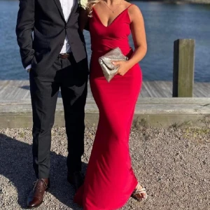 Balklänning - Säljer denna röda balklänning från Club London, den är i jättefint skick! Priset kan diskuteras 