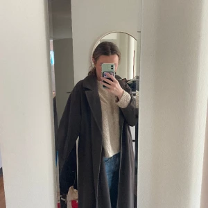 Brun lång kappa - Brun långa kappa i mycket bra skicket som tyvärr inte kommer till användning, den är normal i storleken 