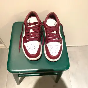 Ett par Nike jordan 1’s low i färgen ”Bordeaux”. Skorna är använda men fortfarande i gott skick. Storlek 41. Lådan har jag tyvärr ej kvar, pris kan diskuteras.