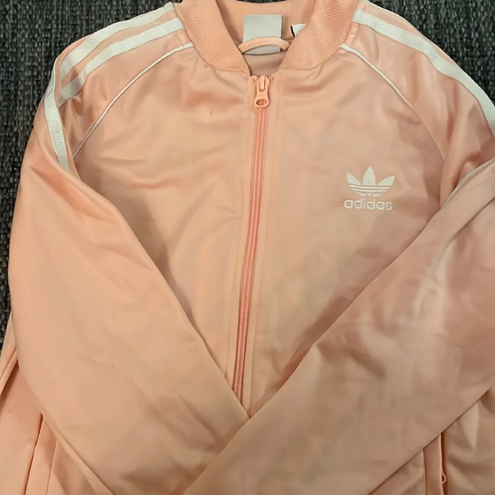 Säljer min rosa adidas tröja pga inte min stil längre. Knappt använd så inga defekter.. Hoodies.