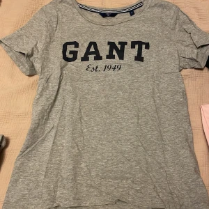 Gant Tshirt  - En T-shirt i väldigt gott skick. Inga märken/fläckar. Den är som ny. Det är storlek M, men jag skulle säga att den passar bättre för de som vanligtvis har S.