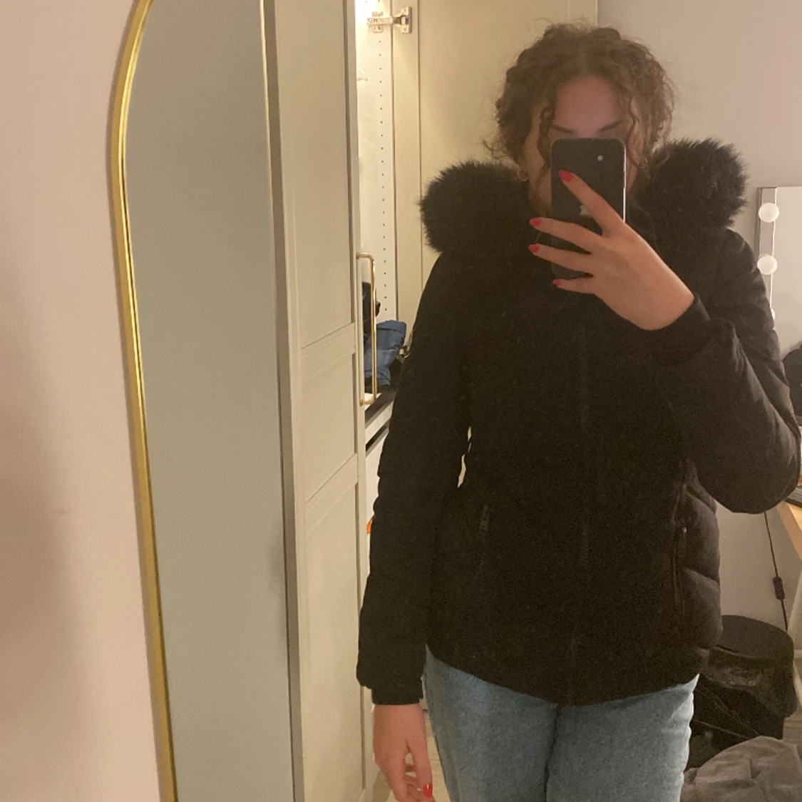 En svart vinterjacka  - 90