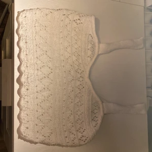 Olika mönster och en topp som är vit - Den är jättetun med små hål i sig med massa mönster