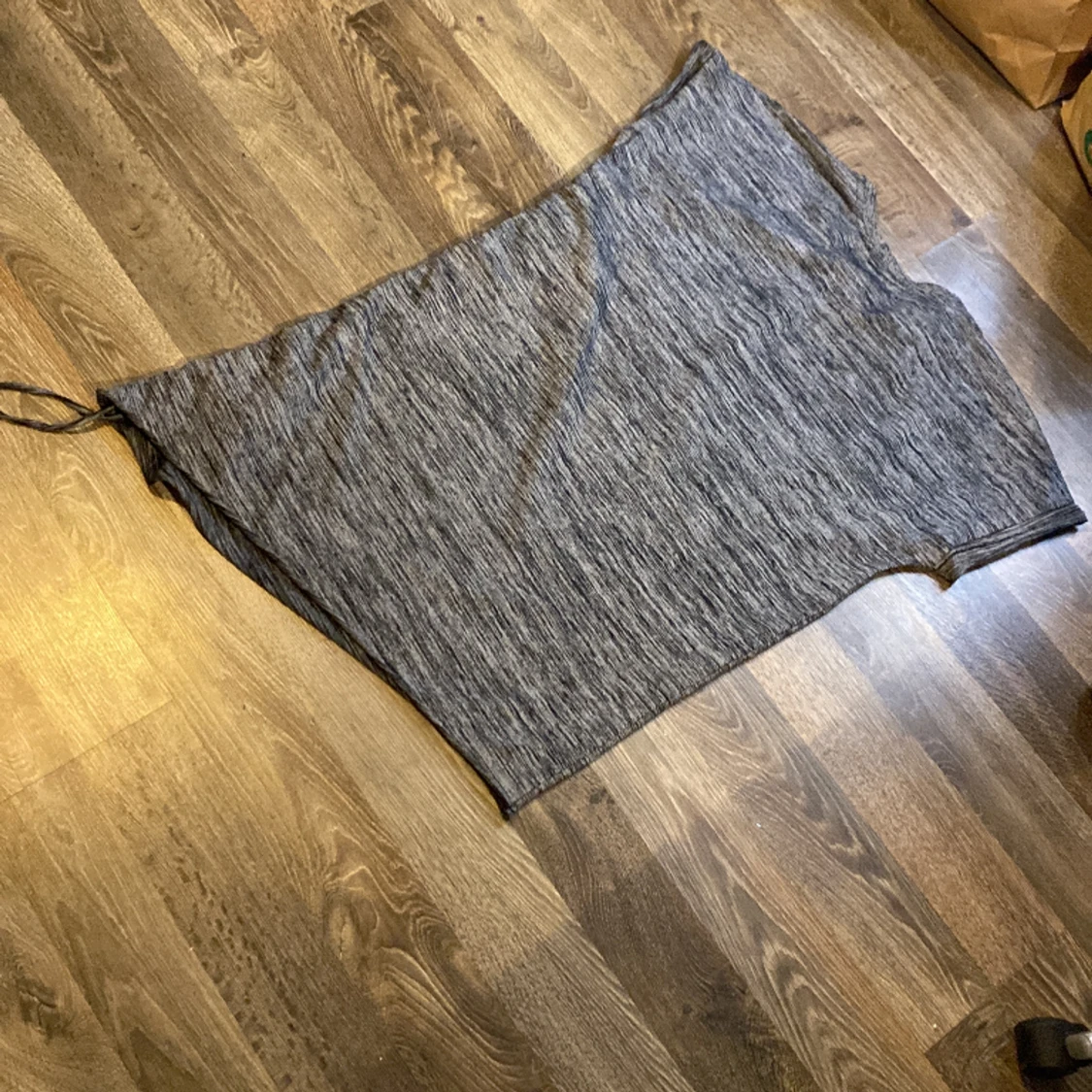 En klänning med spänne på - 90