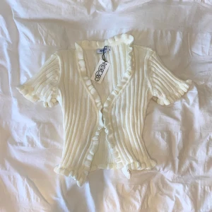 Söt tröja med volanger - Köpt på Asos för ett antal årsedan och har tyvärr inte kommit till anvädning. Nypris 299kr. 