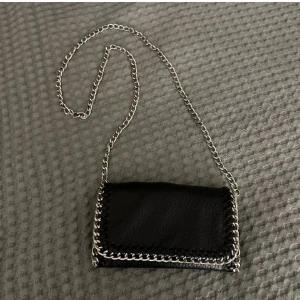 Tiamo väska  - Säljer min underbara Tiamo väska då den ej kommer till användning💕köpt för ca 500kr, skriv vid frågor eller fler bilder☺️ (första är lånad bild) 