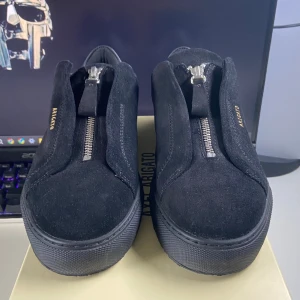 Axel Arigato Clean Zip 90 - Säljer Axel Arigato Clean Zip 90 All black Storlek 40 Köpte dom på axelarigato.com Pris kan diskuteras. Köpare betalar frakt eller mötas upp i sundsvall området. 10/10 skick och bara provat hemma.