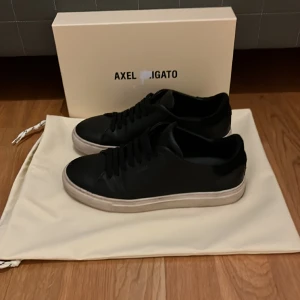 Axel arigato - Jag säljer mina Axel arigato skor som har väldigt bra skick 7/10 nyköpta för 2500, anledning att jag säljer är att de blev för små tidigt. Pris 750, går att diskutera om priset.