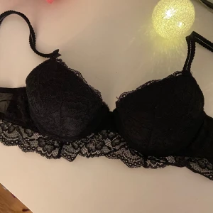 Spetsbh - Säljer denna snygga bh:n i spets från H&M då den är i fel storlek (75B) och därav ej kommer till användning. Den är använd fåtal gånger, men fortfarande i väldigt bra skick. Köpt för cirka 200, säljer för 89kr. 🖤