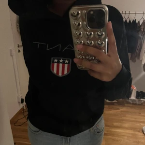 GANT hoodie - säljer denna mysiga gant hoodien eftersom jag inte använder den så mycket💘 köpt på kidzbrandstore i strl 176 me nypris på 1099kr!