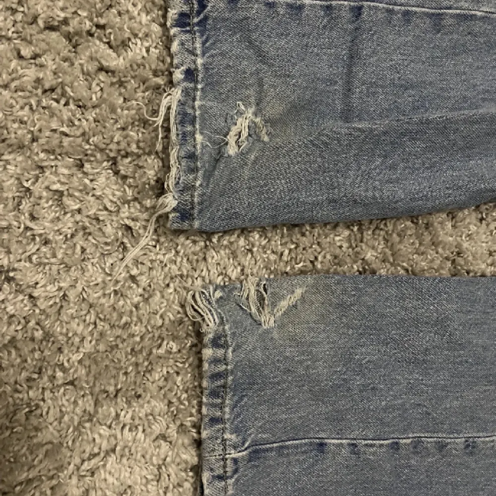 Lågmidjade jeans från lager 157 ”icon”. Man kan köpa båda två eller ett par. Säljer pga att dom inte används längre, för att dom är för långa för mig 💞 tar emot prisförslag. De blåa är slitna i kanten för att jag gått på dom 💕. Jeans & Byxor.