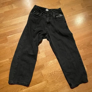 Feta baggy jeans - Helt okej skick. Fett tryck på bak fickan och fram fickan