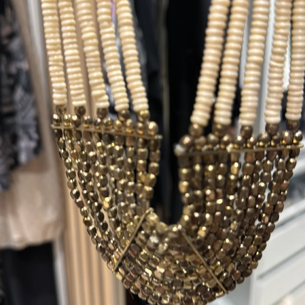 Vackert boho halsband som passar både till fest och vardag. I nyskick. I beige och guld detaljer. . Accessoarer.