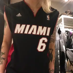 NBA Miami Heat Lebron James linne i storlek S. Aldrig använt och i perfekt skick. Köpt för 800kr