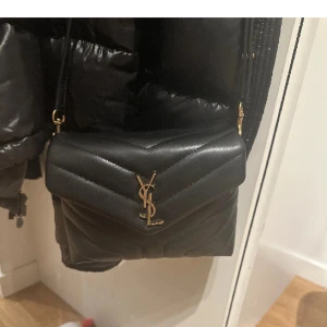Ysl väska - En ysl väska, äkta, dustbag finns och äkthetsbevis, nypris 17380kr, skriv era bud klicka inte köp dirket. Kan tänka mig byta mot en valentino eller balenciaga. Men också andra ysl väskor. Kom gärna med prisförslag. Jätte bra skick inga defekter