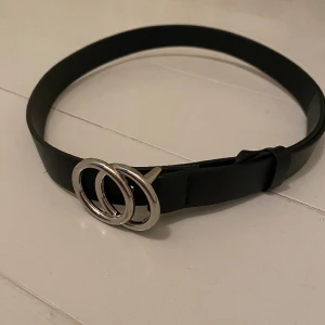 Svart skärp  - Ett svart skärp från Lindex i storlek 65 cm. Säljer eftersom den är för liten för mig. 