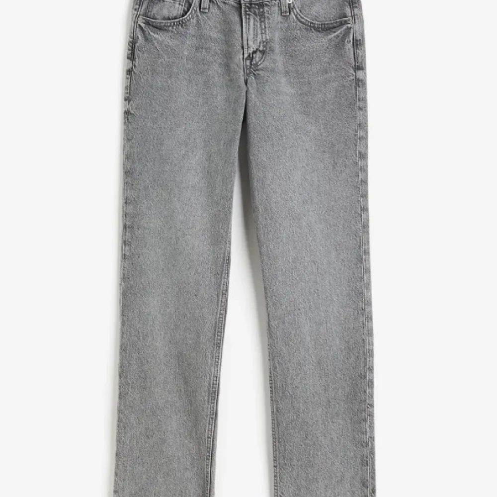 Säljer mina jeans/ oanvända dom passade inte mig. Jag kan sänka pris till 250kr. Säljer likadana i färgen svart. Jeans & Byxor.