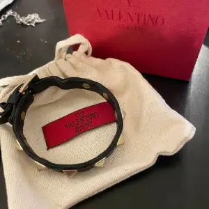 Säljer mitt Valentino Armband som Tyvär inte kommer till använding längre, jag har kvitto, boxen och alla tags❤️❤️ bandet är delat men den går att använda som vanligt❤️❤️ Pris kan diskuteras vid snabb affär
