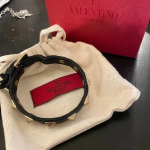 Valentino garavani armband - Säljer mitt Valentino Armband som Tyvär inte kommer till använding längre, jag har kvitto, boxen och alla tags❤️❤️ bandet är delat men den går att använda som vanligt❤️❤️ Pris kan diskuteras vid snabb affär