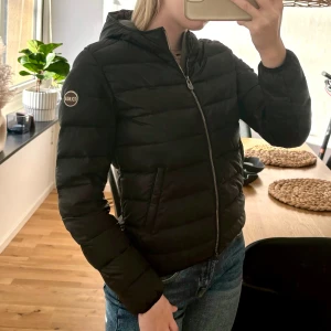 Colmar jacka - Svart Dunjacka från colmar, såklart äkta. Nypris: 4500kr