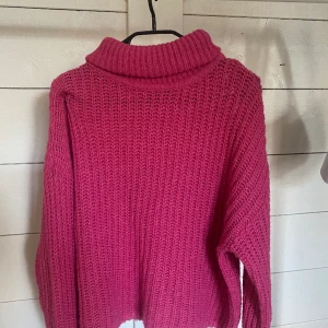 Stickad tröja  - En rosa stickad polo tröja. Bra skick, använd några få gånger.