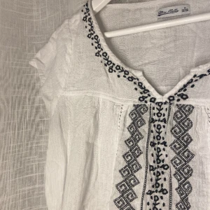 Vit blus - Vit blus med broderade detaljer från Miss Milla!