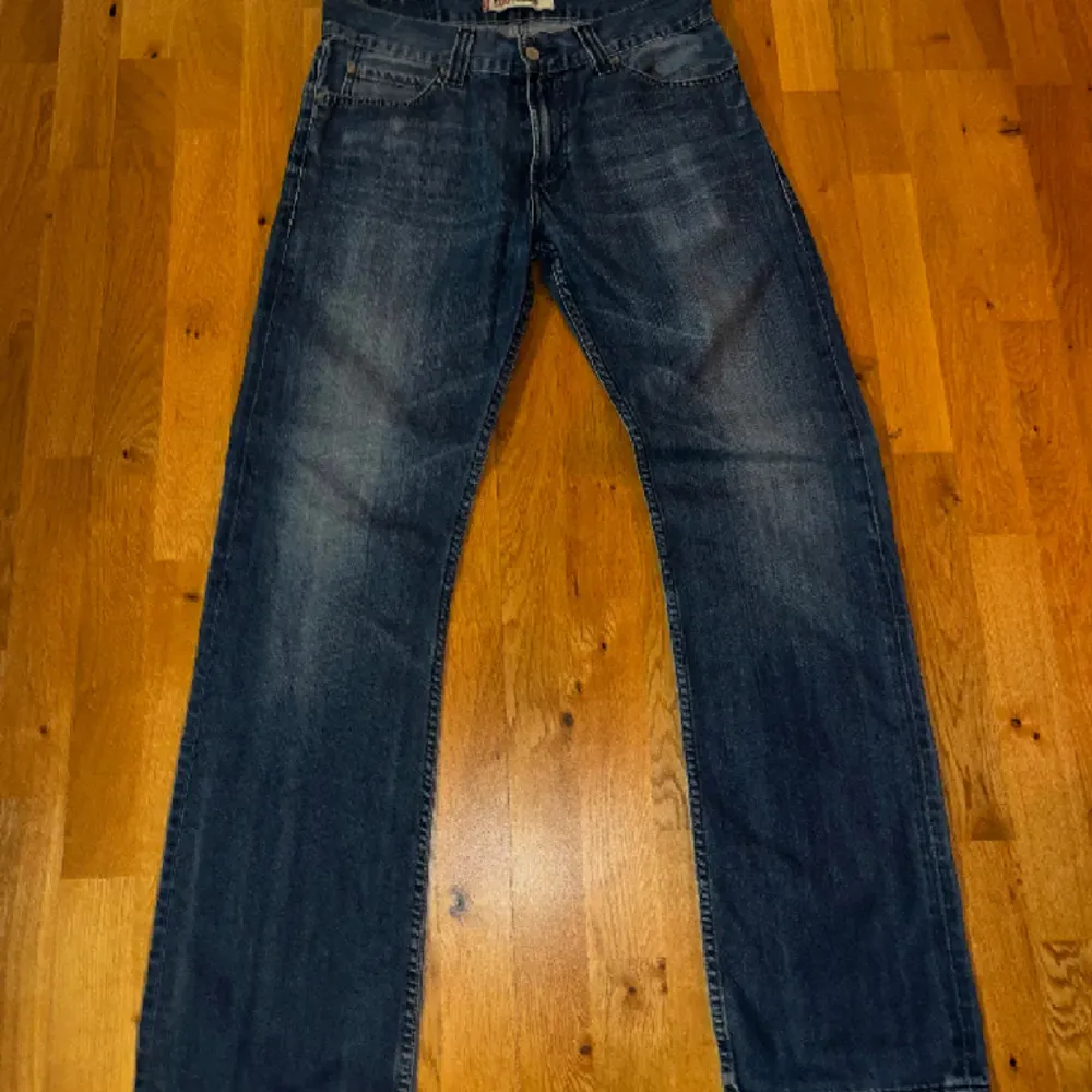 Levis jeans i riktigt fin kvalitet Knappt använda!                       Hör gärna av dig vid frågor  Pris kan såklart diskuteras  . Jeans & Byxor.