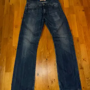 Levis jeans i riktigt fin kvalitet Knappt använda!                       Hör gärna av dig vid frågor  Pris kan såklart diskuteras  