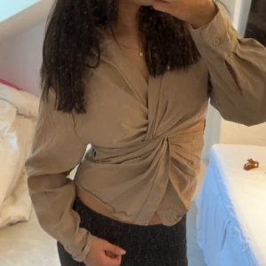 Blus  - Säljer denna snygga blus perfekt till en middag i sommar ihop med en kjol! 