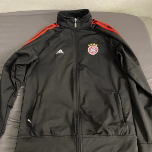 Bayern kofta  - Bayern München kofta. Bra kvalitet. Storlek M. Precis som ny. Säljer billigt för 300. 