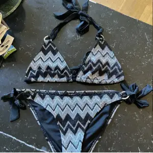 Fin missoni liknande bikini i storlek S. Bra skick! 🌸 OBS. Bild lånad av @tuvabjornas på plick. Säljes genom ”köp”