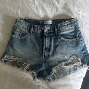 Jeansshorts  - Super snygga jeansshorts från zara i storlek 38. Använda fåtal gånger då dom var lite stora för mig.💕