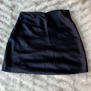 Mini Tjol 💞 - Vacker tjol! Gjord av silkes matrial i mörk blå. Perfekt skick med inga hål eller fläckar. 