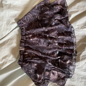 Volangkjol - Säljer denna superfina volangkjol med coola mönster! 