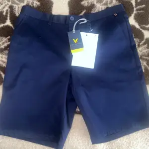 Helt nya shorts till salu med prislapp på, aldrig använda. Säljer shortsen då dom passar inte mig. Nypris 749 kr