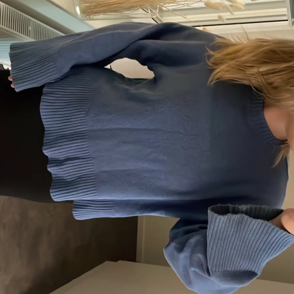Stickad tröja ifrån Linn ahlborgs märke, i denna otroligt fina blåa färg. Används tyvärr inte och därför säljer jag den. Passar mig som har M-S. Stickat.