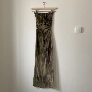 Säljer denna superfina långa bandeu klänningen från Bershka som är helt oanvänd i storlek XS💚💚för mer bilder skriv privat