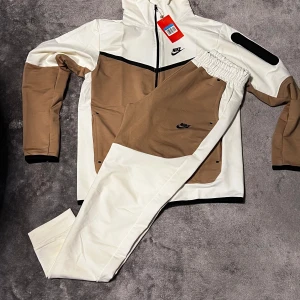 Nike tracksuit  - Säljer helt nya oanvända Nike tracksuit. Säljer dem eftersom dem är inte mitt storlek. Billigare vid snabbt äffar.