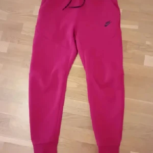 Röda Nike Tech Byxor - Röda nike tech byxor storlek S Pris kan diskuteras