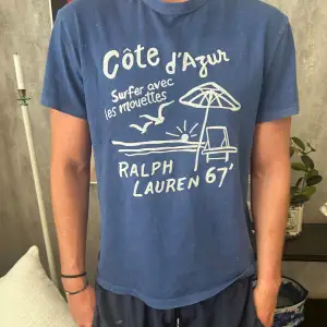 Uppgradera din avslappnade stil med denna Polo Ralph Lauren T-shirt i blå.  Använt kanske 3 gånger   Skick 10/10 Pris kan diskuteras vid snabb o simpel affär 😝👍 