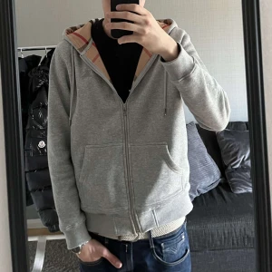 Burberry zip hoodie - Fin burberry zip hoodie sitter lite mindre i storleken. Den är xl men passar L, 10/10 skick Hör av er vid minsta intresse.