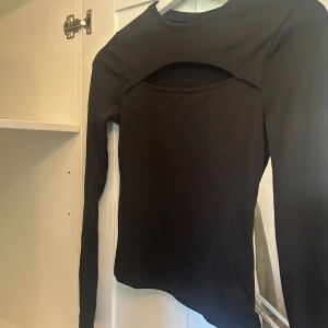 Svart topp - I storlek S/M, 50kr