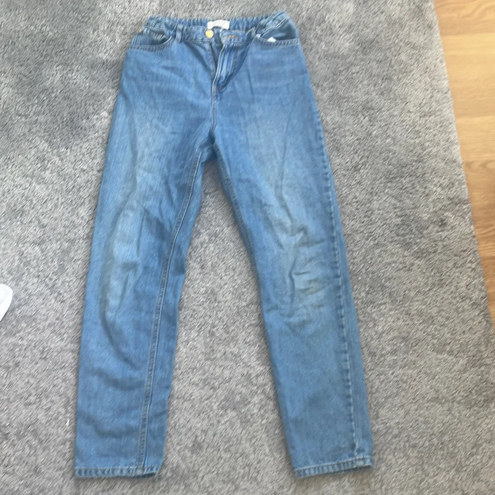 As snygga blåa jeans ❤️ Fint skick och är i storlek 158❤️ Jätte sköna❤️💗 Säljer pga ingen användning🙌🏼❤️ Står inte för frakten och postens slarv 🙌🏼❤️. Jeans & Byxor.