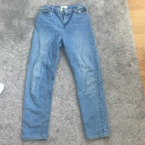 As snygga blåa jeans ❤️ Fint skick och är i storlek 158❤️ Jätte sköna❤️💗 Säljer pga ingen användning🙌🏼❤️ Står inte för frakten och postens slarv 🙌🏼❤️