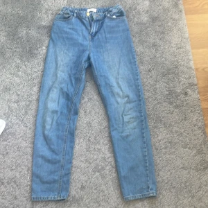 Snygga blåa jeans  - As snygga blåa jeans ❤️ Fint skick och är i storlek 158❤️ Jätte sköna❤️💗 Säljer pga ingen användning🙌🏼❤️ Står inte för frakten och postens slarv 🙌🏼❤️