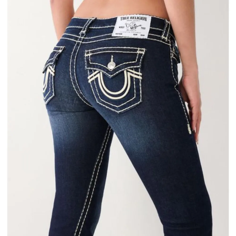 Säljer dessa sjukt snygga true religion jeans köpta på NK💕 Nypris: 3000kr och det är i väldigt fin skick🥰 Storlek 27 och passar mig som har 36 i vanliga fall och 170 lång :) Modellen joey low rise flare 🤩. Jeans & Byxor.