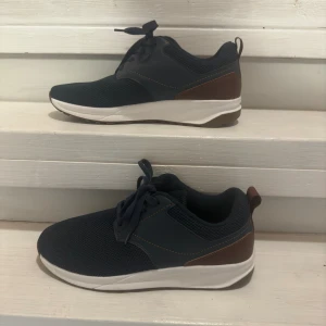 Herrskor  - Oanvända Marinblå med bruna detaljer  Storlek 43