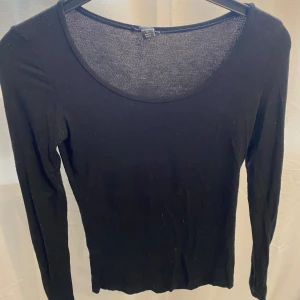 Svart långärmad tröja  - Jag säljer nu min fina svarta långärmade tröja. Tröjan är i storlek xs och väldigt tunt matrial men ej genomskinlig. Tröjan är väldigt mjukt material, den är också ganska Stretchig. 
