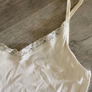 Linne - Vitt linne med spetskant längst upp. Fint skick