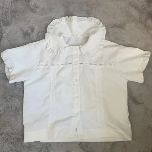 Söt kawaii blus - Säljer pga inte min stil. Köpt i Thailand. Köpt för 200 kr. Tvättas innan skickning. Är i storlek S men funkar för dem med XS